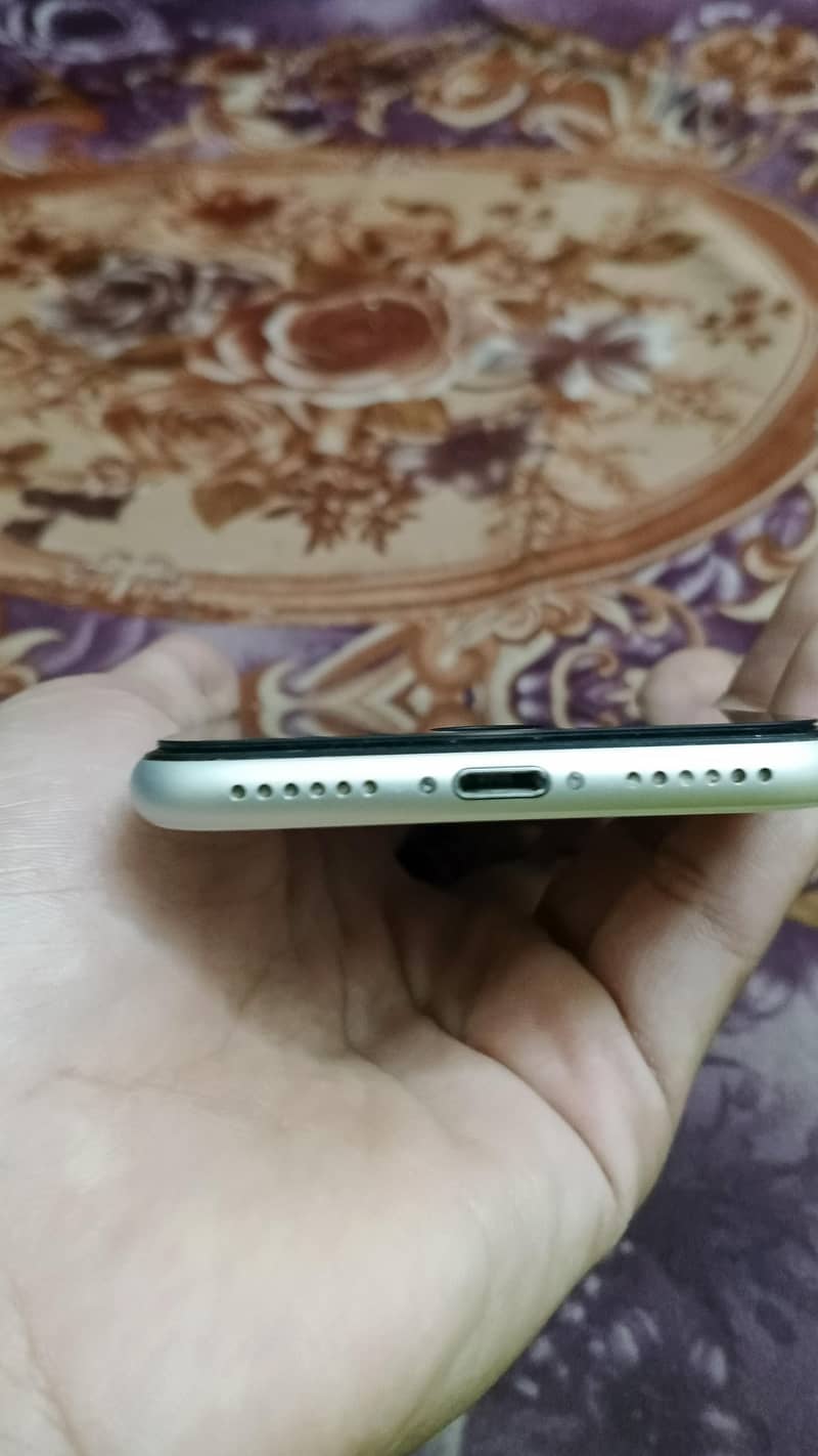 Apple iPhone 8 1