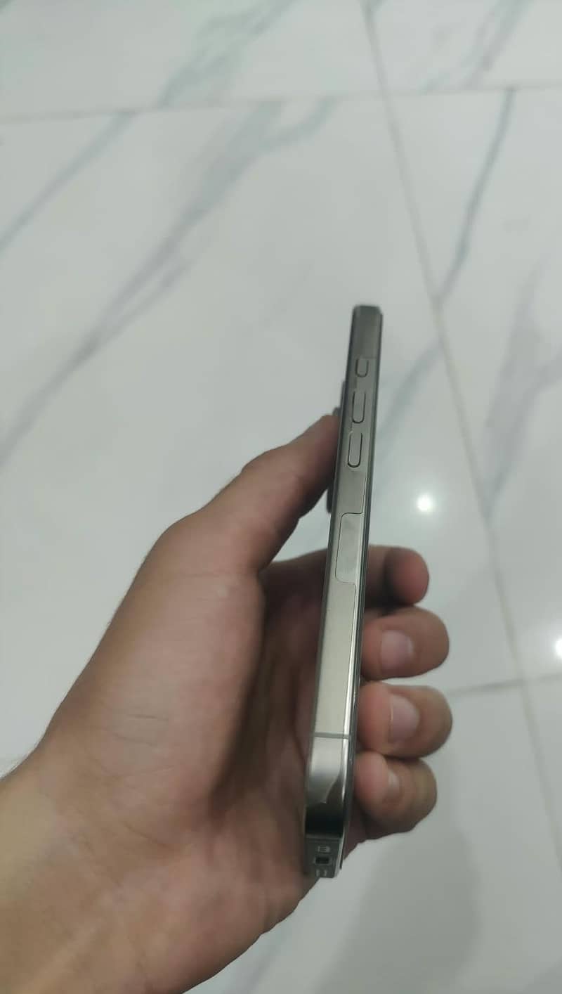 Apple iPhone 16 Pro 1
