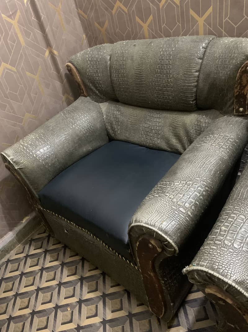 Leather sofa 0