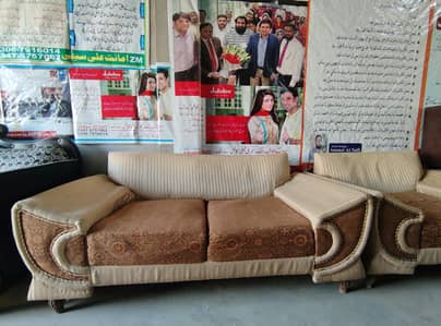 premium quality sofa set is available in used