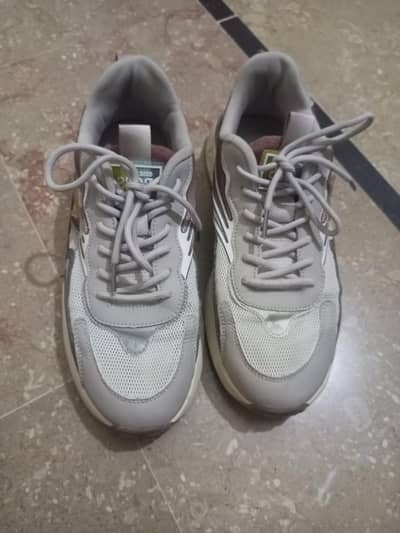 joggers Look like New shoes slightly use