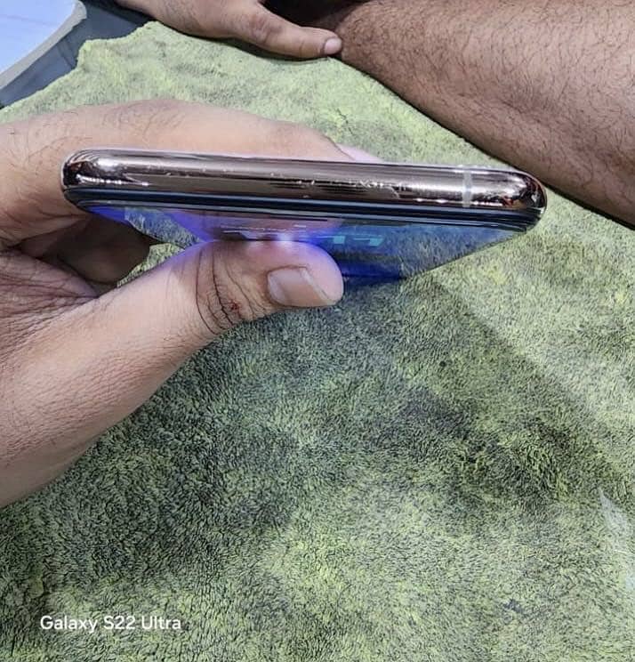 Apple iPhone XS Max 5