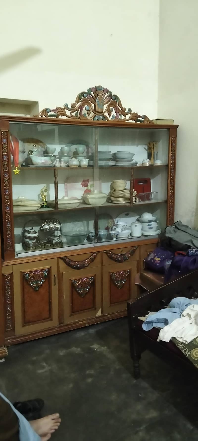 showcase and dressing 0
